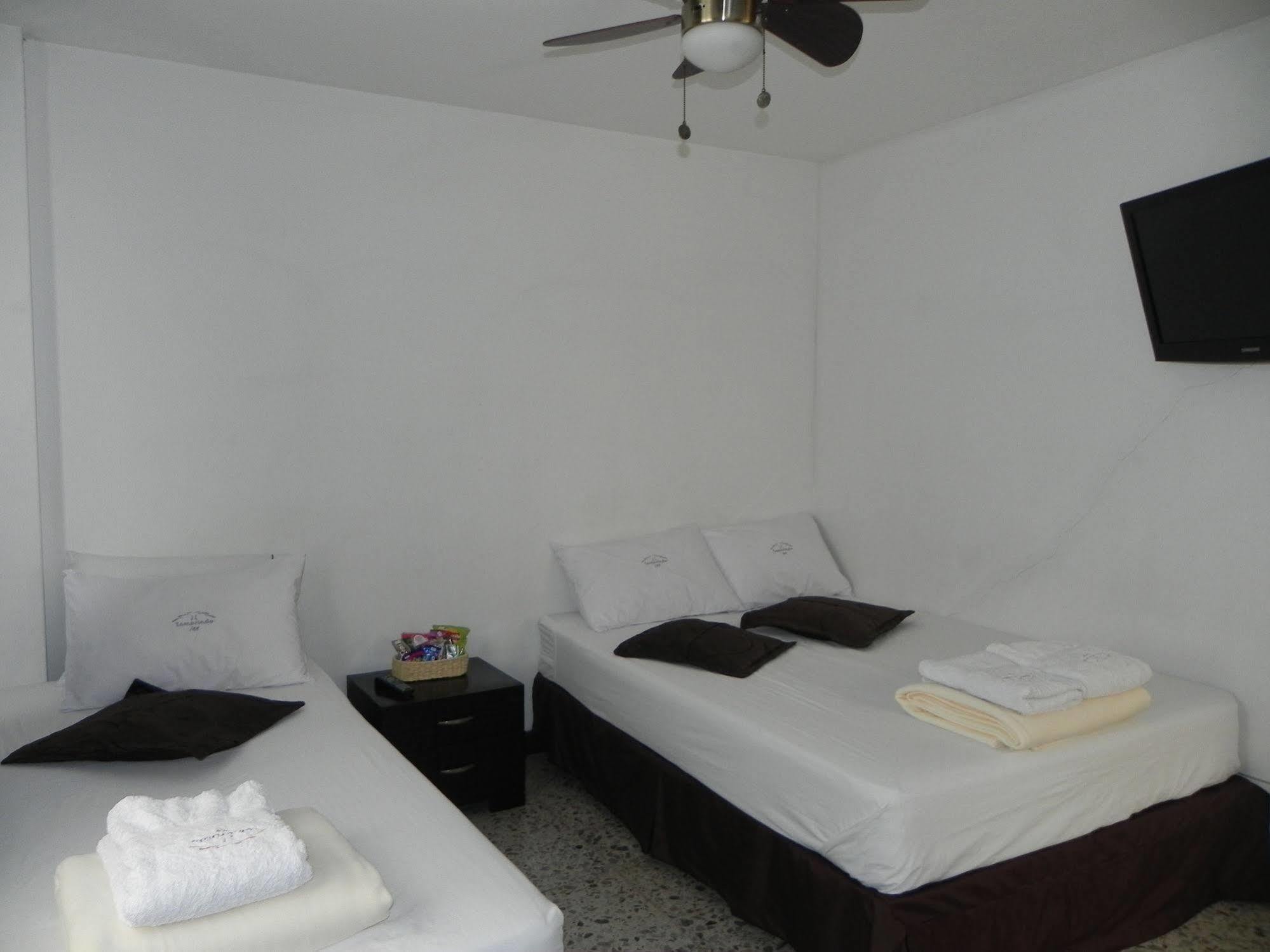 Hostal Tamarindo Inn 麦德林 外观 照片
