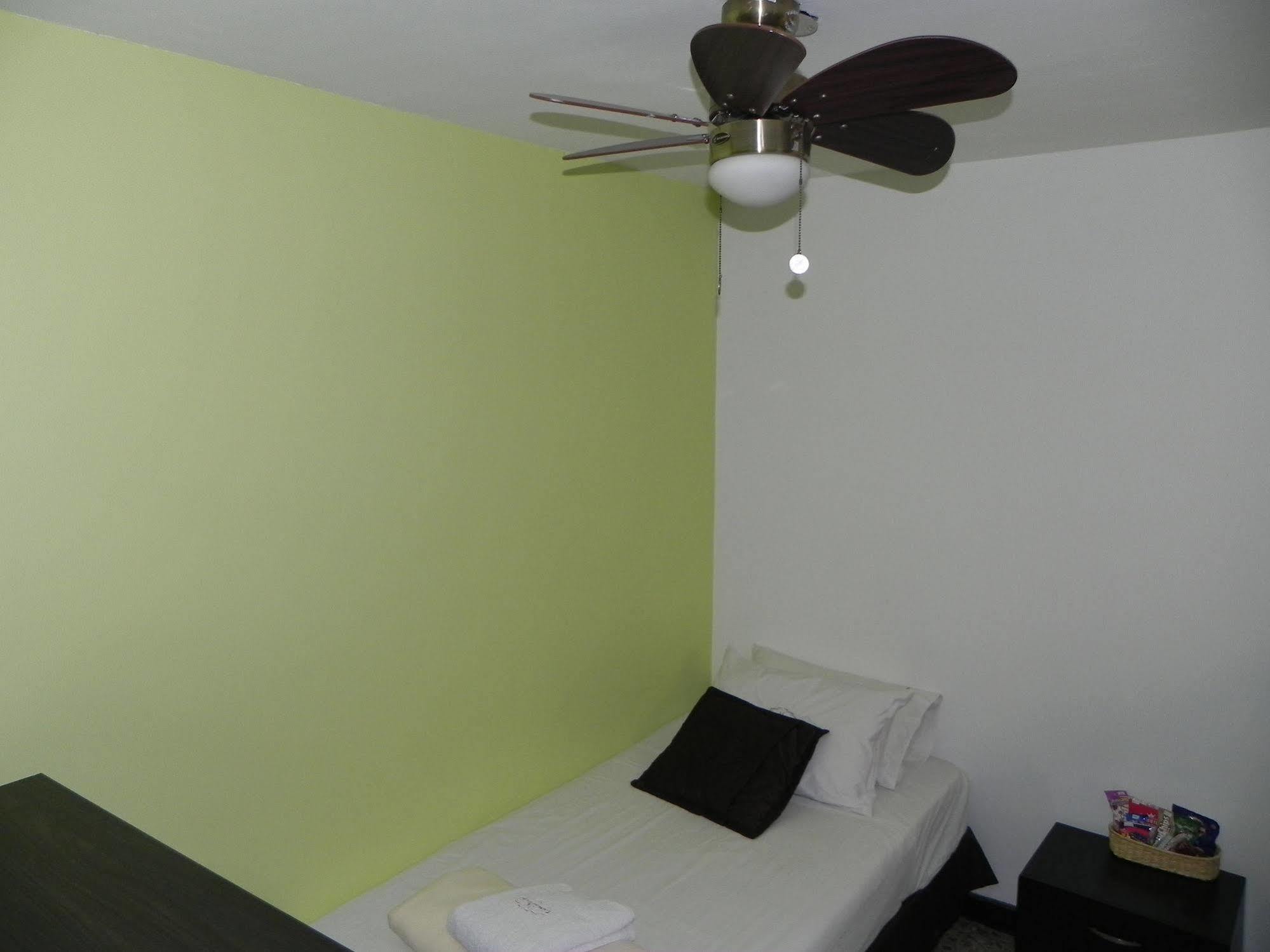 Hostal Tamarindo Inn 麦德林 外观 照片