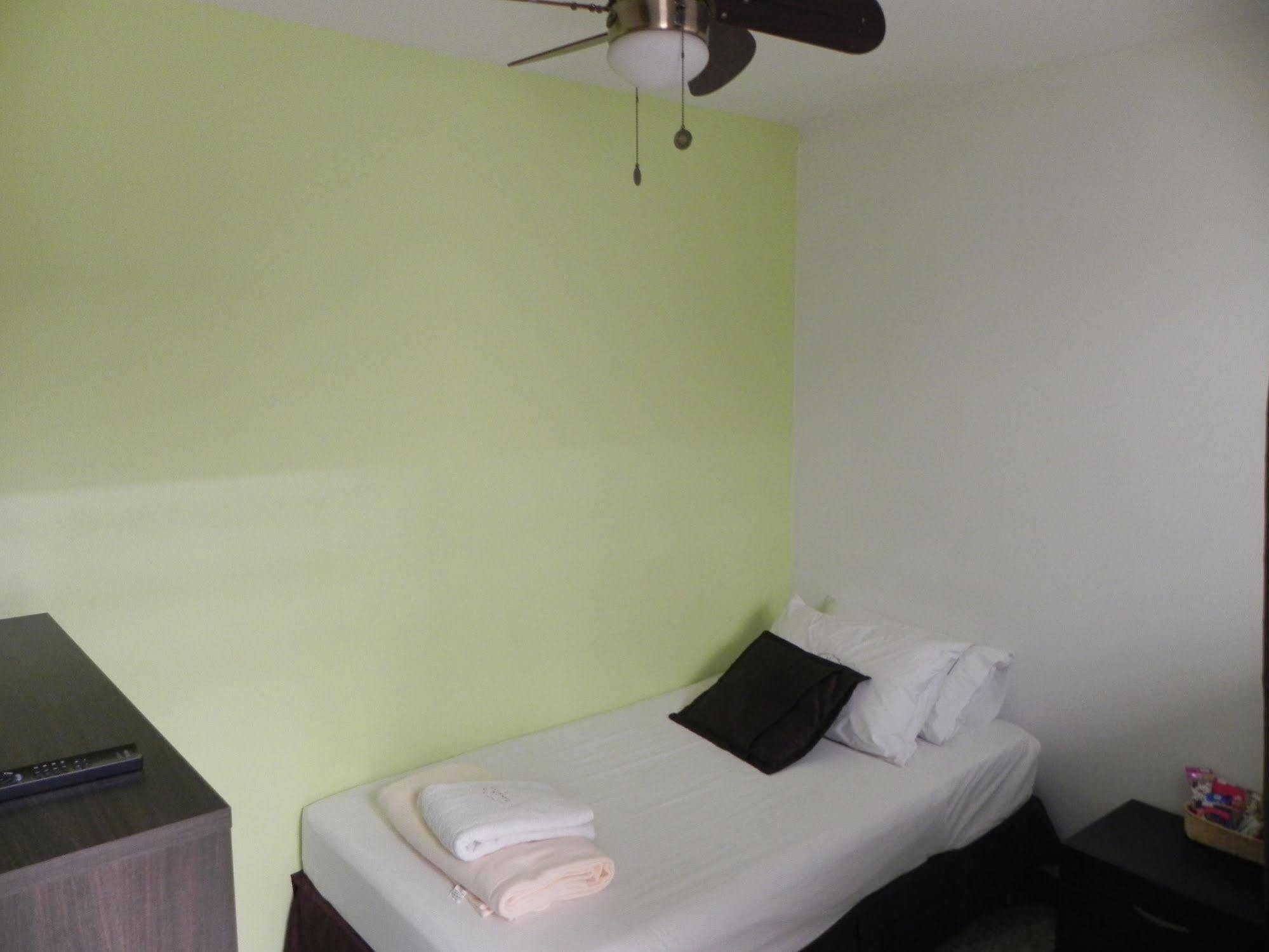 Hostal Tamarindo Inn 麦德林 外观 照片