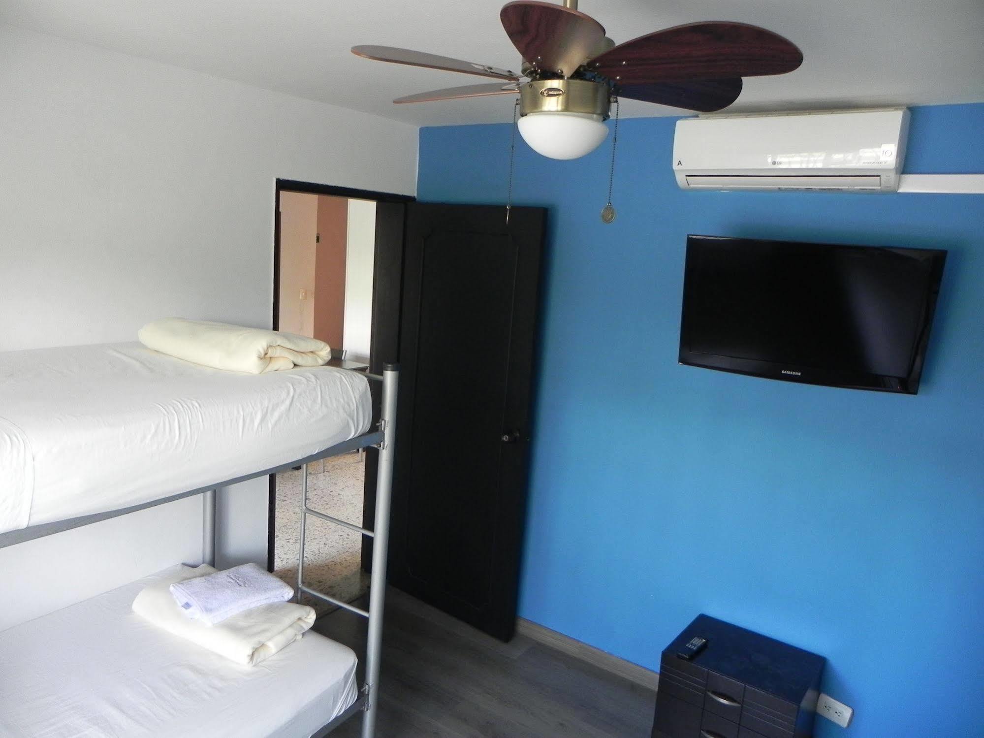 Hostal Tamarindo Inn 麦德林 外观 照片