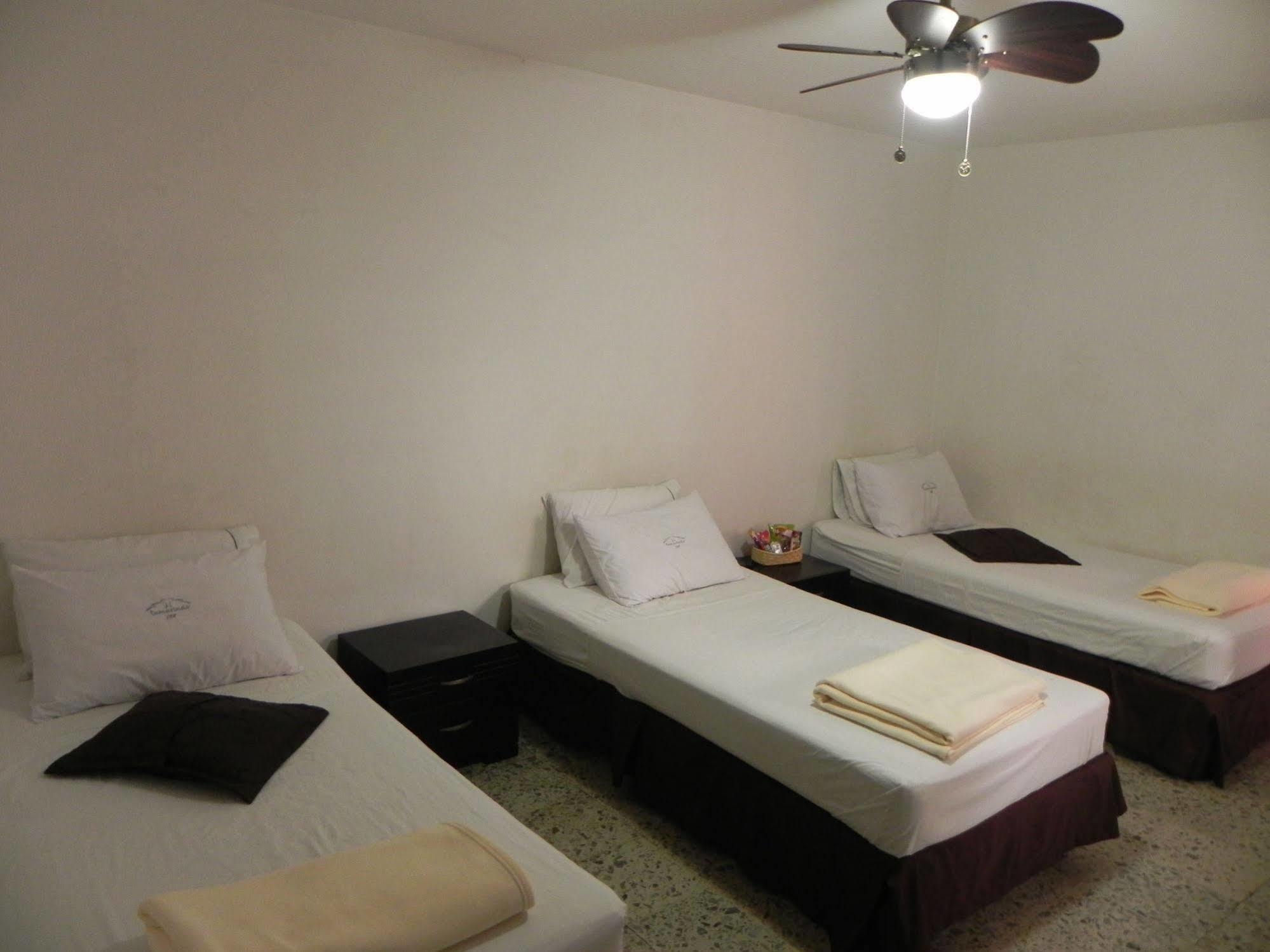 Hostal Tamarindo Inn 麦德林 外观 照片