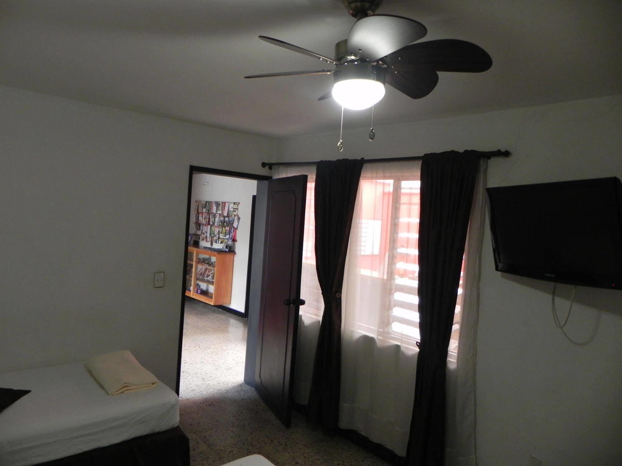 Hostal Tamarindo Inn 麦德林 外观 照片