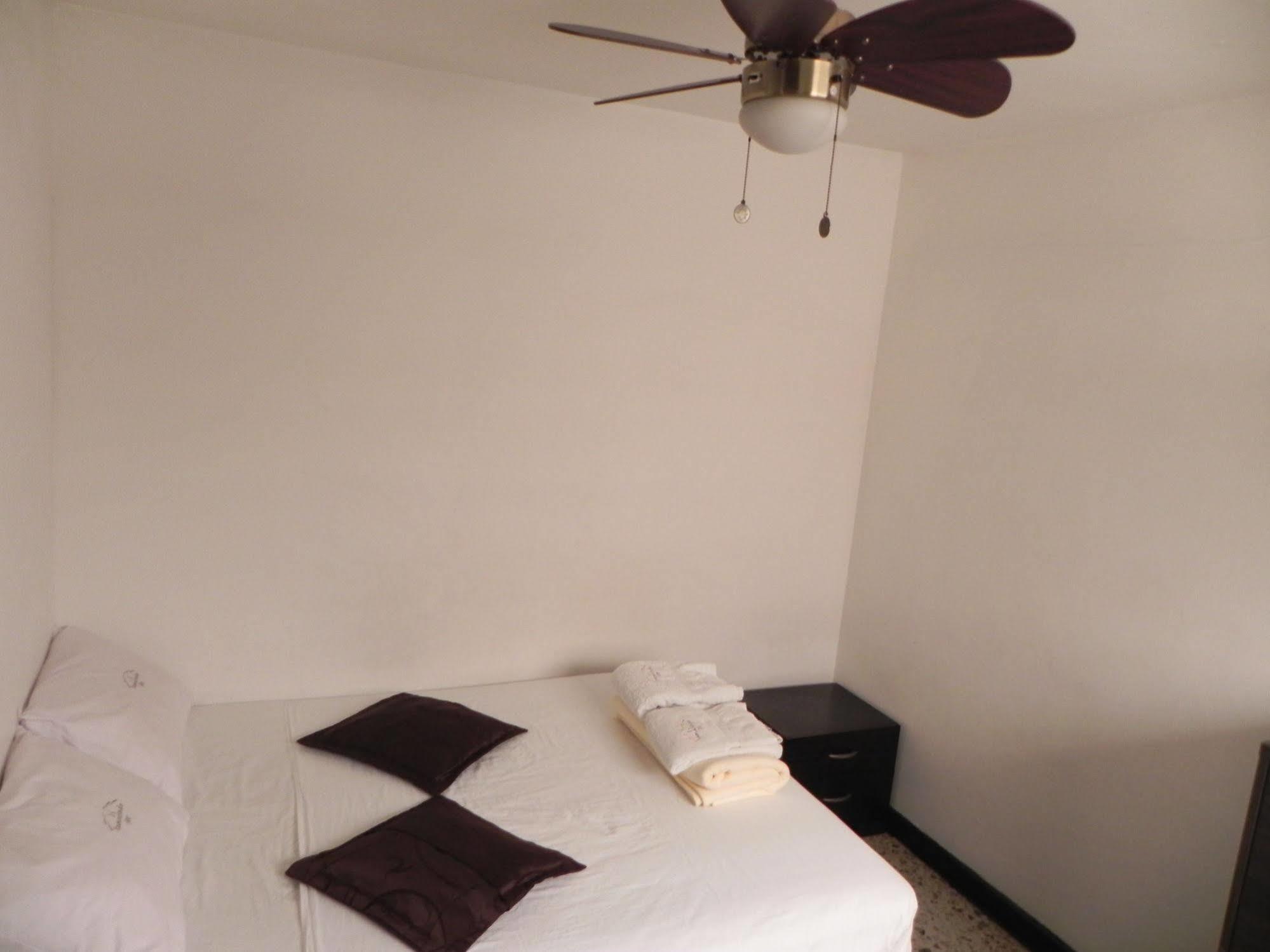 Hostal Tamarindo Inn 麦德林 外观 照片