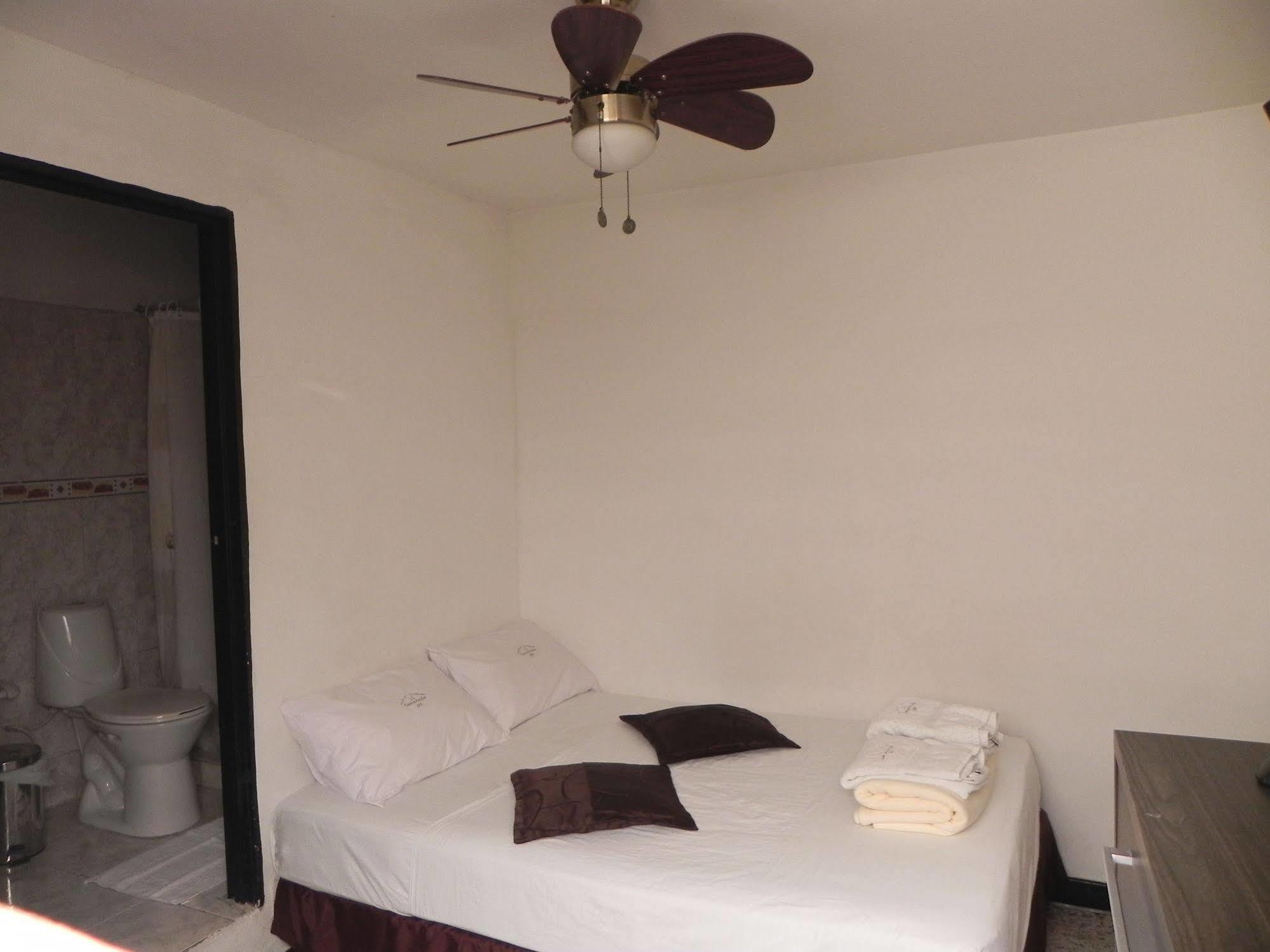 Hostal Tamarindo Inn 麦德林 外观 照片